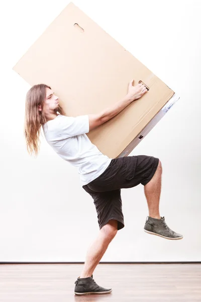Entrega hombre sosteniendo una caja de papel . — Foto de Stock
