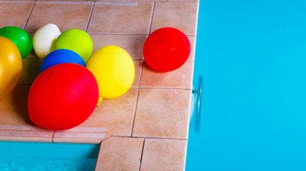 Colorful balloons at hotel swimming pool — Stock Photo, Image
