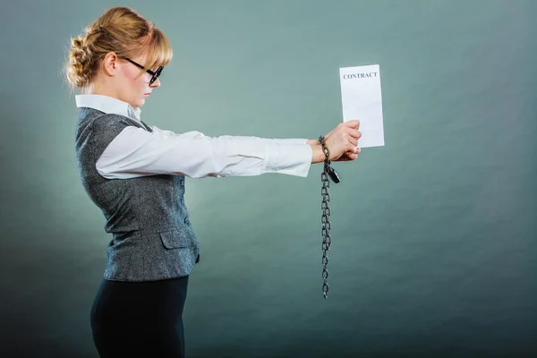 Mujer de negocios con las manos encadenadas celebración de contrato —  Fotos de Stock