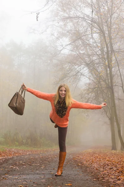 Chica relajante en el bosque —  Fotos de Stock