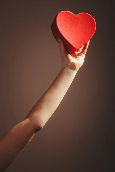 Mujer sosteniendo caja roja del corazón —  Fotos de Stock