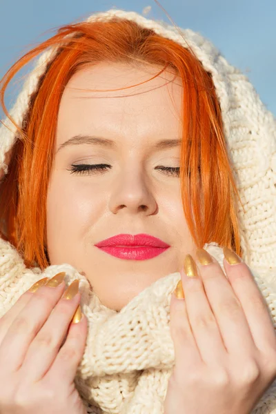 Belleza cara pelo rojo mujer en ropa de abrigo al aire libre —  Fotos de Stock