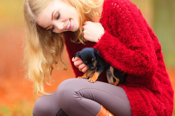 Kvinna leker med hennes lilla hund — Stockfoto