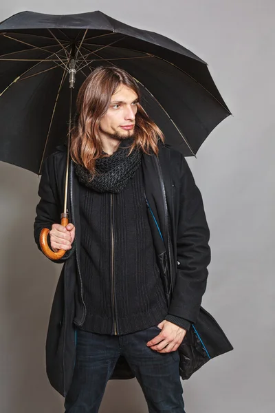 Yakışıklı moda erkek portre siyah palto giyiyor. — Stok fotoğraf