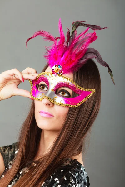 Vrouw gezicht met carnaval masker — Stockfoto