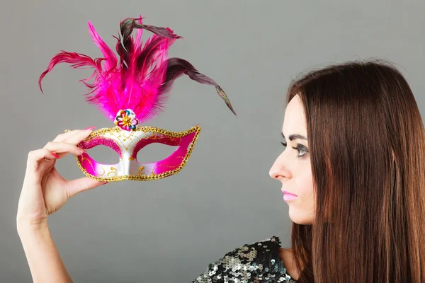 Mujer sosteniendo máscara de carnaval en la mano —  Fotos de Stock