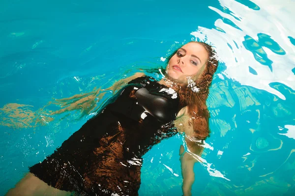 Donna galleggiante in piscina — Foto Stock