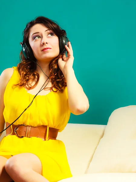 Girl   listening to  music — Stock Photo, Image