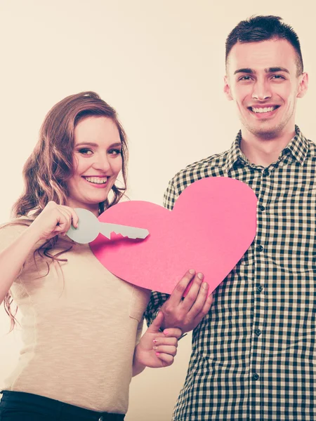 Paret håller papper tangenten till hjärta — Stockfoto