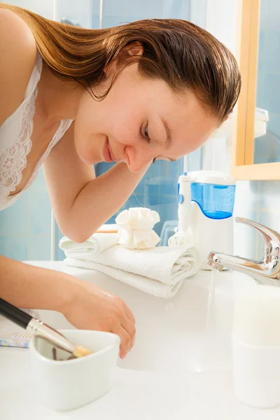 Frau wäscht sich die Hände — Stockfoto