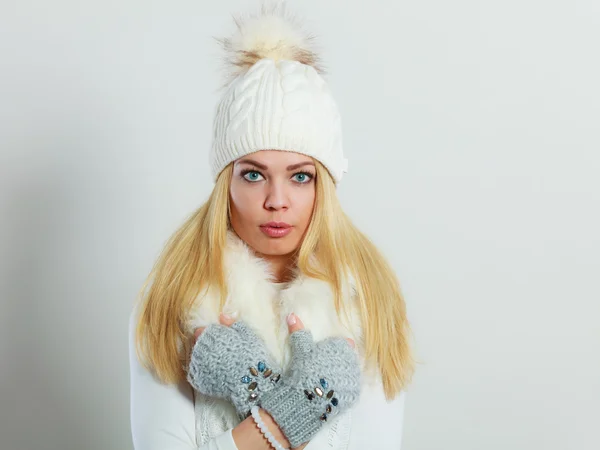 Donna che indossa abiti invernali — Foto Stock
