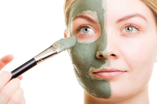 Cosmetician aplicando máscara — Fotografia de Stock