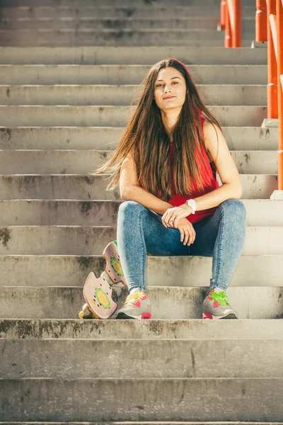 Bruslař s skateboard sezení — Stock fotografie