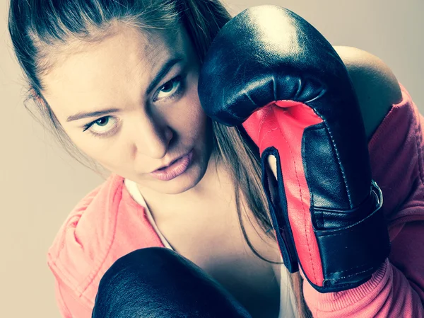 Adatta ragazza in guanti da boxe — Foto Stock
