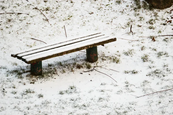 Zimní lavice pokryté sněhem. — Stock fotografie
