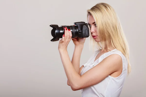 Girl shooting images. — Stock Photo, Image