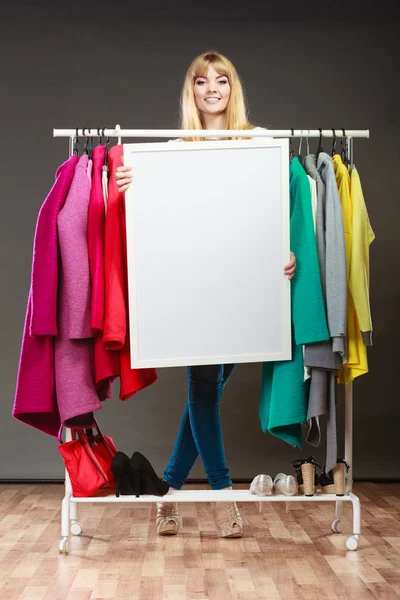 Mulher no guarda-roupa do shopping com espaço em branco banner — Fotografia de Stock