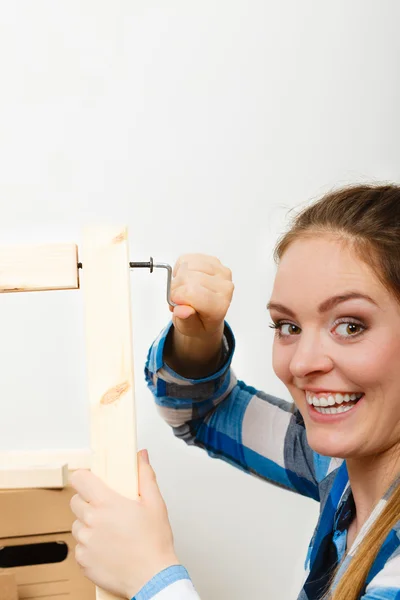 Frau beim Zusammenbau von Holzmöbeln. Heimwerken. — Stockfoto