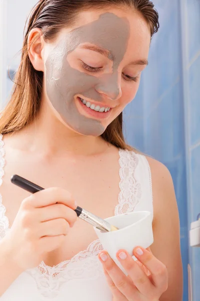 Wanita menerapkan masker wajah lumpur — Stok Foto