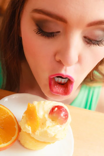 Kobieta jedzenie pyszne słodkie ciasto. Obżarstwo. — Zdjęcie stockowe
