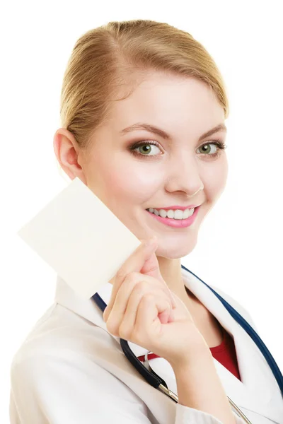 Doctor woman holding blank copy space card — Stock Photo, Image