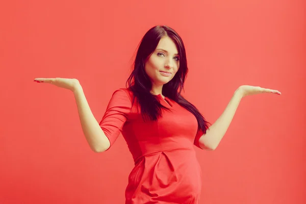Stylish pregnant woman in red. — Zdjęcie stockowe