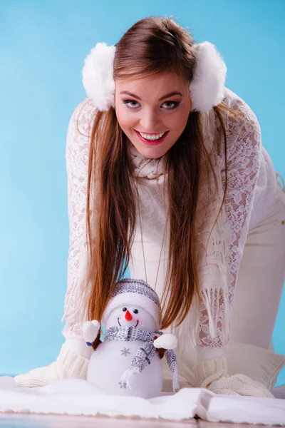 Usmívající se roztomilá žena s malým sněhulák. Zima. — Stock fotografie