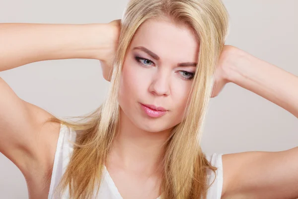 Närbild stressad affärskvinna täcker öronen med händer — Stockfoto