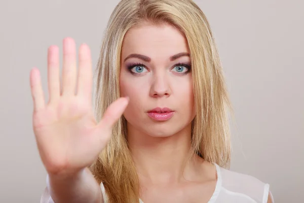 Muchacha mostrando stop gesto de la mano. —  Fotos de Stock