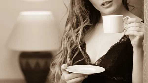 Αισθησιακή γυναίκα πίνοντας το ποτό ζεστό καφέ στο σπίτι — Φωτογραφία Αρχείου
