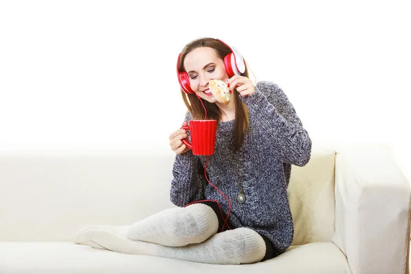 Femme avec écouteurs écouter de la musique — Photo