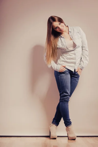 Donna alla moda in pantaloni di jeans camicia — Foto Stock