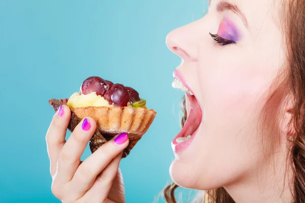 여자 얼굴 프로필 오픈 입 케이크를 먹는 — 스톡 사진