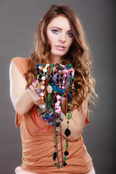 Vacker kvinna med smycken halsband ring armband — Stockfoto