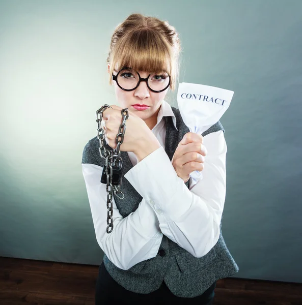 Businesswoman woman ending breaking contract. — Stockfoto