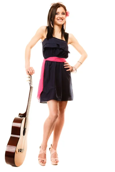Muziekliefhebber, zomer meisje met gitaar geïsoleerd — Stockfoto