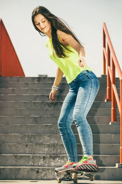 Mädchen auf Treppe mit Skateboard. — Stockfoto