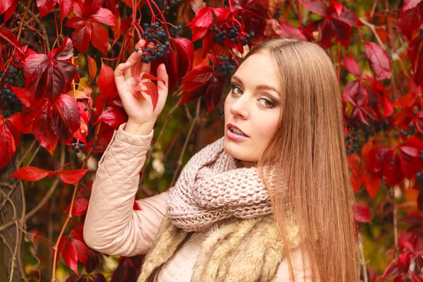 Vrouw mode meisje ontspannen wandelen in herfst park — Stockfoto