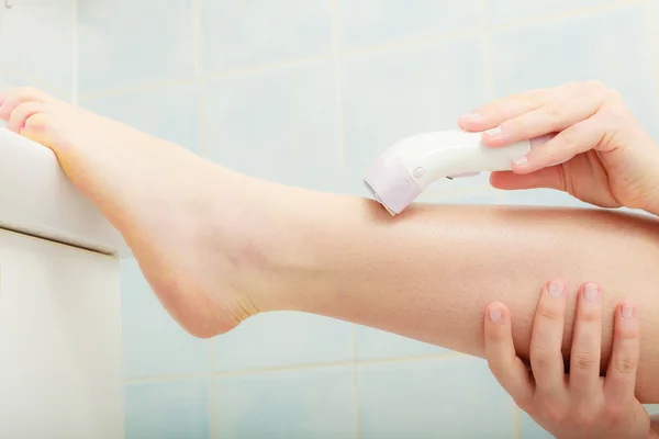 Женская бреющая нога — стоковое фото