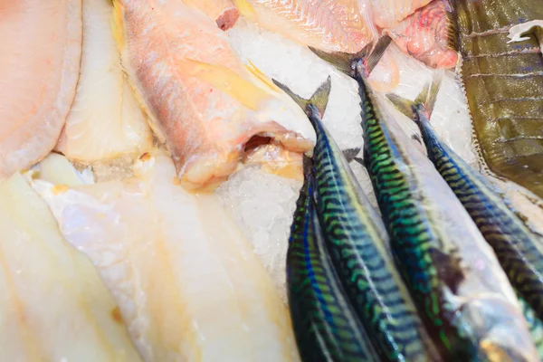 Pescados en el famoso mercado de pescado —  Fotos de Stock