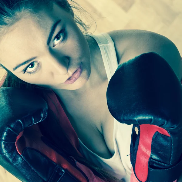 Boxeo de mujer joven en forma — Foto de Stock