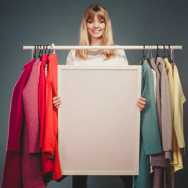 Mujer sosteniendo banner en blanco —  Fotos de Stock