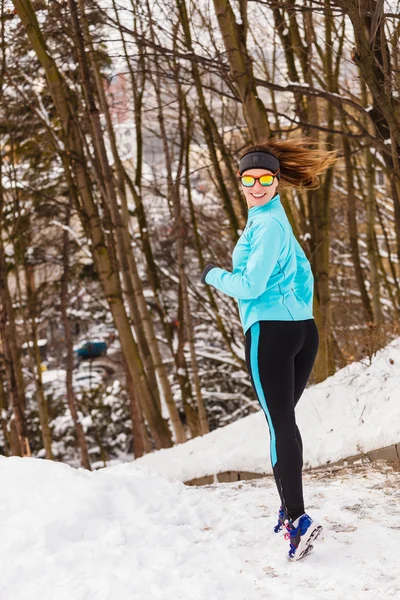Modelo de esporte de fitness feminino ao ar livre no inverno frio — Fotografia de Stock