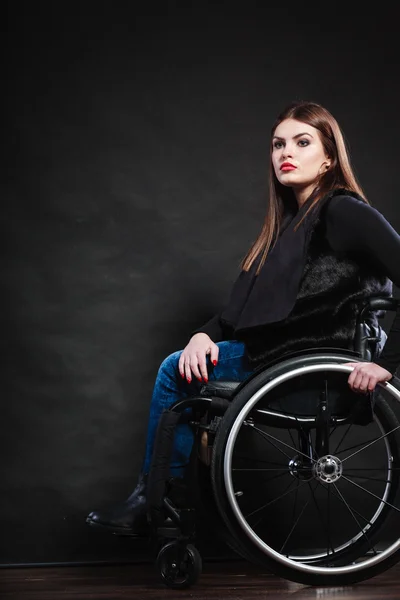 Donna triste seduta sulla sedia a rotelle — Foto Stock