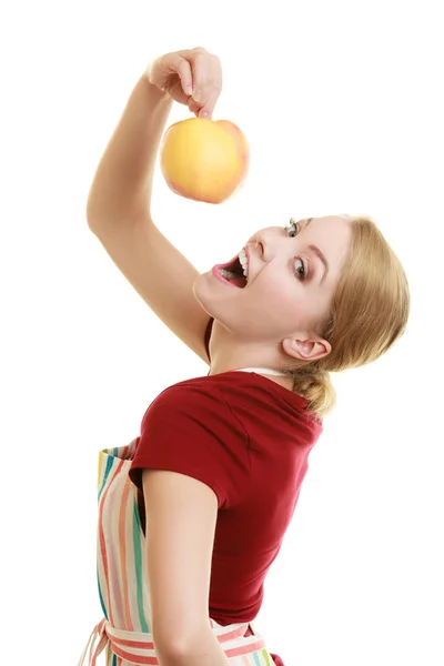 Dona de casa em avental de cozinha oferecendo maçã fruta saudável — Fotografia de Stock