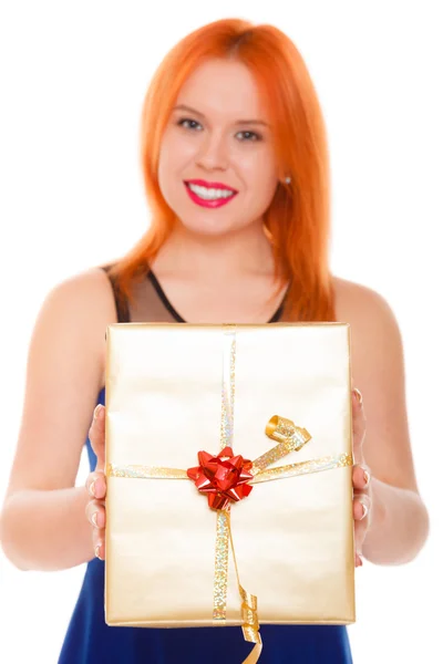 Vacaciones amor concepto de felicidad - chica con caja de regalo — Foto de Stock