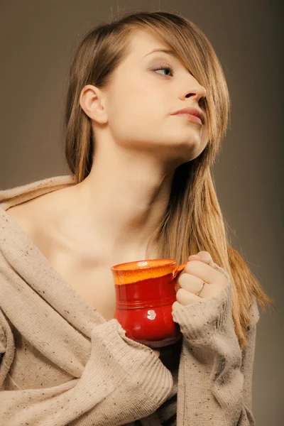 Bebida. Chica sosteniendo taza taza de té de bebida caliente o café — Foto de Stock