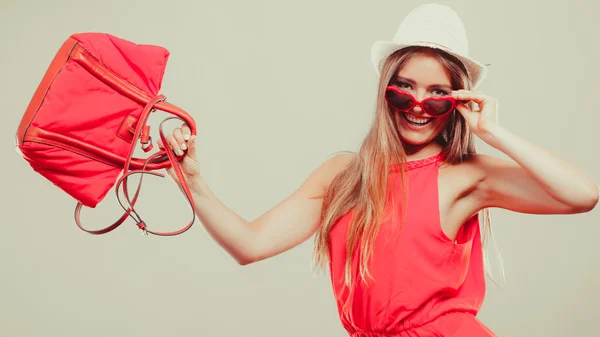 Femme en lunettes de soleil posant — Photo