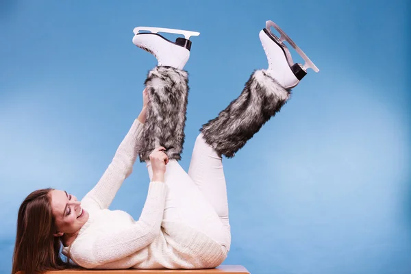 Chica preparándose para patinar — Foto de Stock