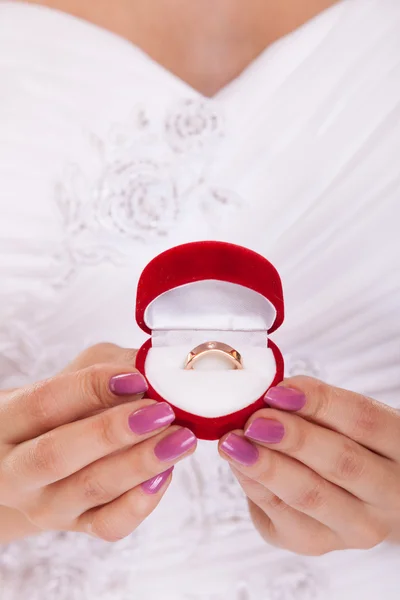 Ring box in bride's hands. — Stock Photo, Image